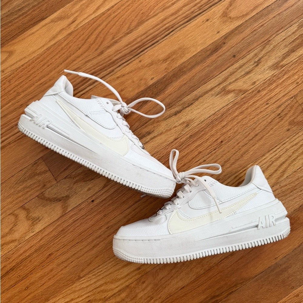 Nike women’s AF1 Air Force 1 platform sneakers in white